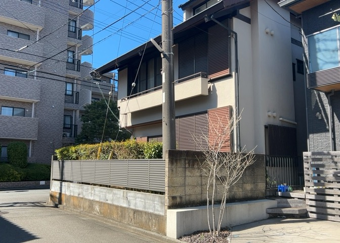土地の形が極端に長細かったり、狭小地、あるいは道路との高低差がある傾斜地だった場合、後々売ろうとしても買い手がつかない場合もあります。後々、売却することになった時に価値の下がらない土地を選びましょう。