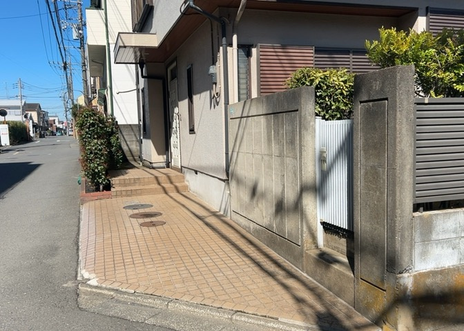 土地の面積＝住宅面積ではありません。建ぺい率の問題などで、土地のある場所によって住宅を建てられる面積は限られています。高さもしかり、「土地」という言葉の中には、建築条件も含まれると考えておきましょう。
