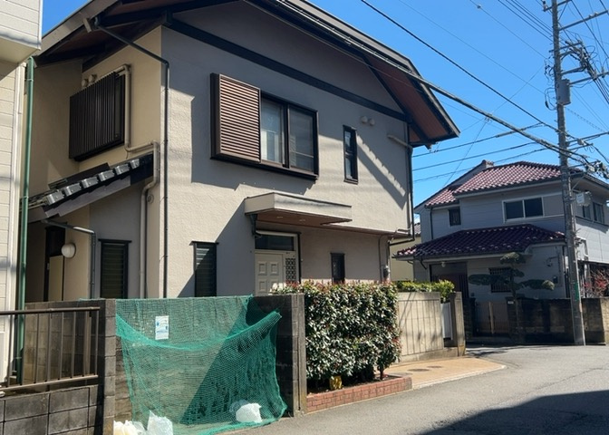 家を建てる場合、方位は要チェックです。現実的に日当たりのよい家ならばリビングは南側、建築基準法でも北側に当たる家への配慮は求められています。土地を見学に行く際は、方位磁針を持って行くようにしましょう。