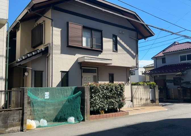 土地の前の道路に消火栓が設置されていることがあります。この場合、道路交通法第45条第1項により、駐車禁止の場所が指定されています。そのため、車庫などの駐車スペースをつくることができない場合があります。