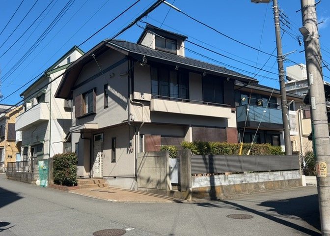 現地に行くなら、物件の周囲の地形がどうなっているかを見ることも大切です。周辺より低くなっている土地では、大雨などで水が集まりやすいため、地盤が弱くなっているということも考えられるため、注意が必要です。