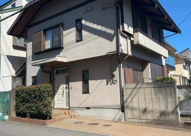 土地購入を検討されている場合、境界杭がない状態で購入してしまうと境界確定測量をする必要があり、費用がかかります。購入の前に、売主、隣土地所有者立ち合いのもと境界を確定し境界杭を設置するのがベストです。