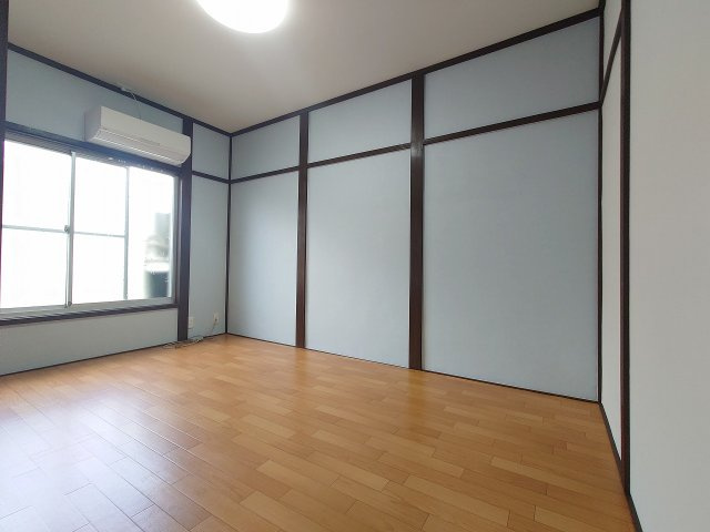 柱の色と壁の淡い色が　とても落ち着く空間を演出しています♪　室内（2025年7月）撮影