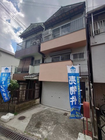 車庫が広く、アウトドア等収納に便利で、　自転車を置くスペースに困りません♪　現地（2025年7月）撮影