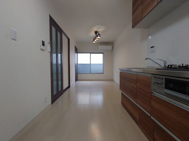 平成30年7月フル改装　＊キッチン新調♪　＊浴室新調♪　＊洗面台新調♪　＊トイレ新調♪　＊給湯器新設♪　＊ＬＤＫフローリング張替え♪　＊建具新調♪　＊洋室ＣＦ張替え♪　室内（2025年7月）撮影