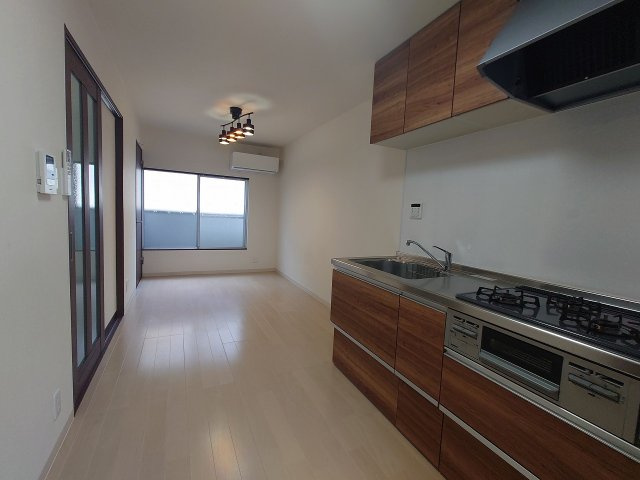 平成30年7月フル改装　＊キッチン新調♪　＊浴室新調♪　＊洗面台新調♪　＊トイレ新調♪　＊給湯器新設♪　＊ＬＤＫフローリング張替え♪　＊建具新調♪　＊洋室ＣＦ張替え♪　室内（2025年7月）撮影