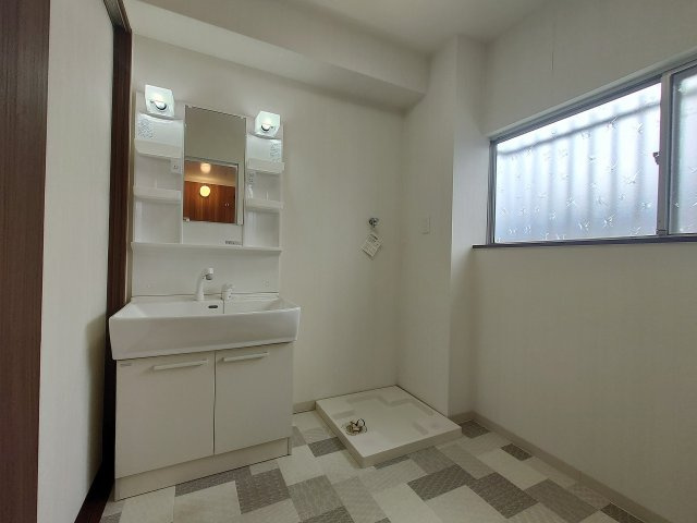 平成30年7月フル改装　＊キッチン新調♪　＊浴室新調♪　＊洗面台新調♪　＊トイレ新調♪　＊給湯器新設♪　＊ＬＤＫフローリング張替え♪　＊建具新調♪　＊洋室ＣＦ張替え♪　室内（2025年7月）撮影
