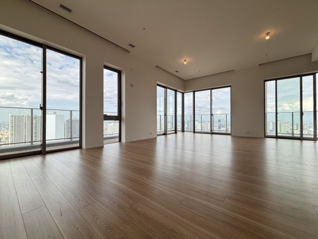天空の絶景と溶け合う、天井高3m、31帖の大空間　最上階の開放感を極めたプレミアムレジデンス