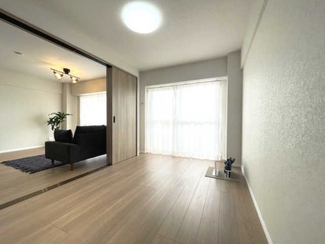大切なお子さまを見守りやすい引き戸の洋室は、子ども部屋としても。　