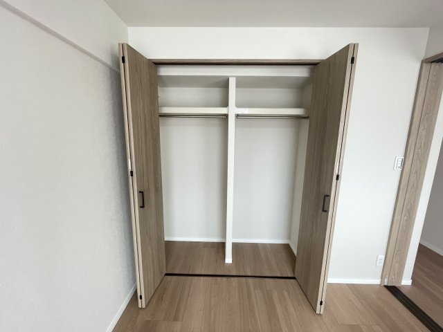 仕切りのあるクローゼットは、収納棚を追加しなくても、綺麗に整理整頓出来ます。　