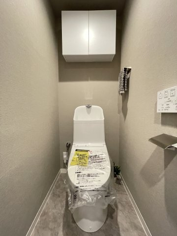 温水洗浄便座付きの清潔感あるトイレは、落ち着いた空間に。　