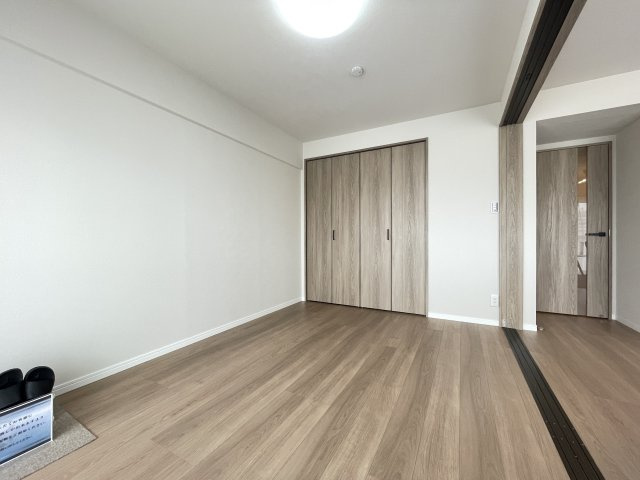 LD横の洋室は、扉を開けて解放感ある空間に。　