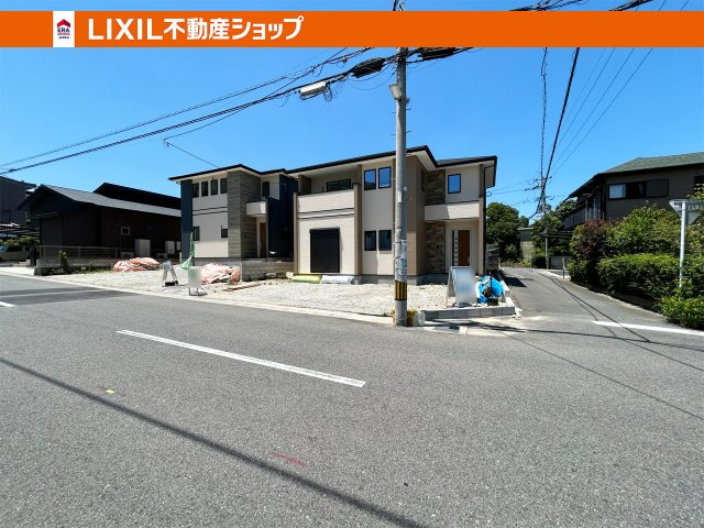 駐車場3台　前面道路も広く駐車が苦手な方にもおすすめです。