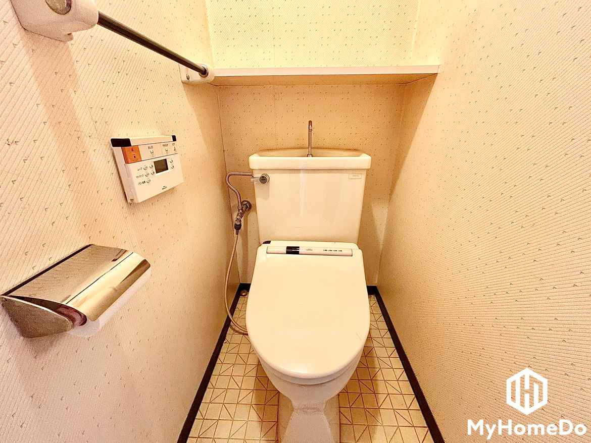 棚があるので、トイレットペーパーやお掃除用具のストックなどを収納できます。