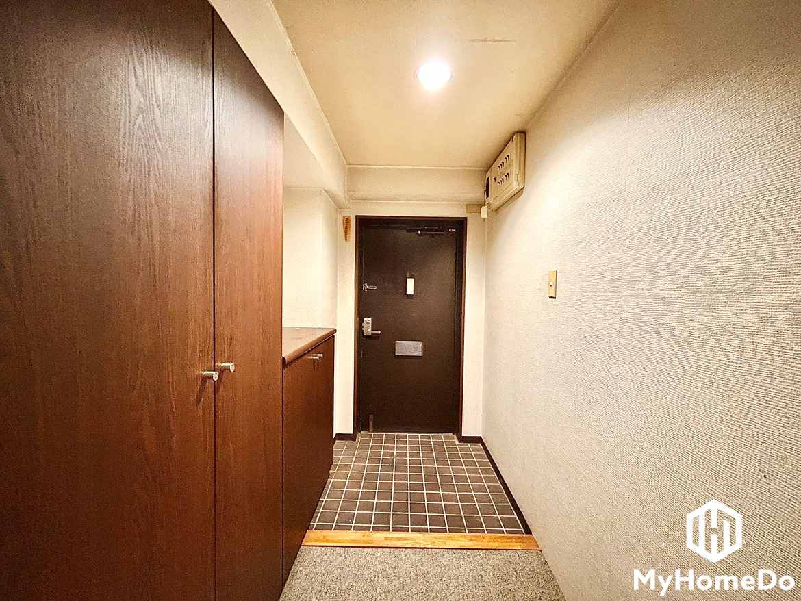 大容量の玄関収納で家族の靴もきれいに収まり、玄関はいつでも広々快適に収納できます。