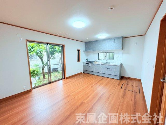 日差しが差し込む11帖のLDK