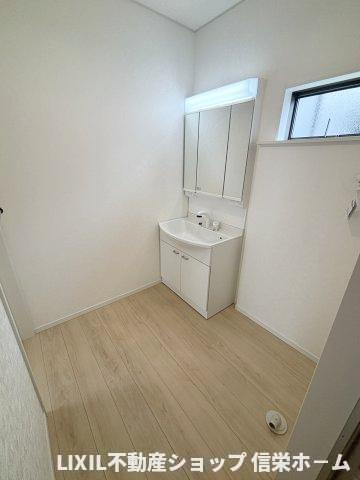 優しい光が差し込む洗面所