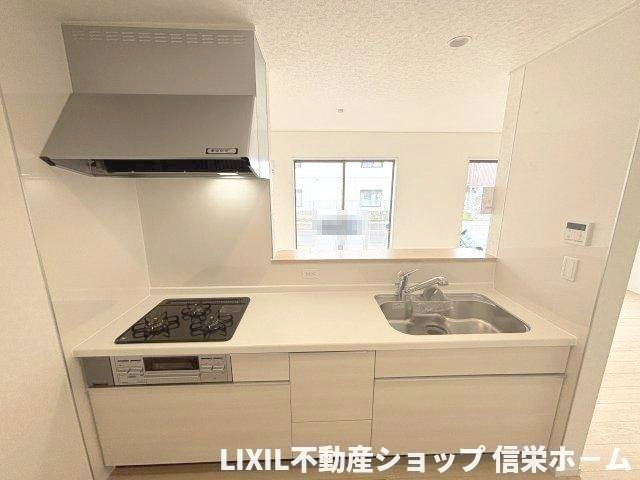 システムキッチン。三口コンロ、浄水器付き水栓