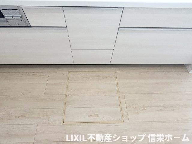 キッチン床下収納。使用頻度の低いものはここへ