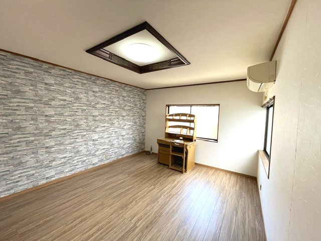 1階10帖洋室。　レンガ調のクロスがおしゃれな空間を演出♪　第二のリビングとしても、主寝室としても！　二面採光で陽当たり良好です。