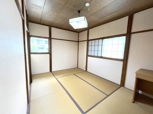 2階和室。　2階には和室が2部屋あります。やっぱり畳が好き、という方におすすめの間取りです♪　障子を通して暖かい陽射しが射し込み、お部屋がほんのり温もりのある空間になります♪