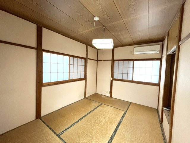 2階和室。　2階には和室が2部屋あります。やっぱり畳が好き、という方におすすめの間取りです♪　障子を通して暖かい陽射しが射し込み、お部屋がほんのり温もりのある空間になります♪