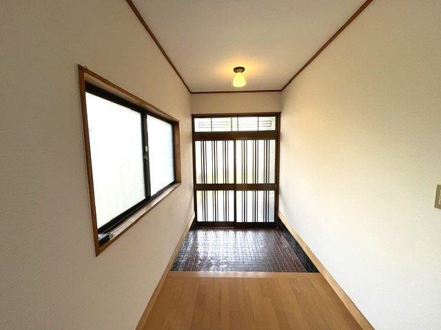 玄関ドアは風情あふれる引戸を使用しています。　どこか懐かしく落ち着く玄関です。