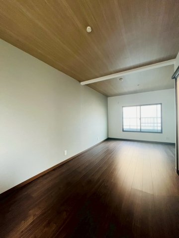 日常の中心となるLDKです。シンプルながら温かみも感じられる、飽きのこない内装デザイン。