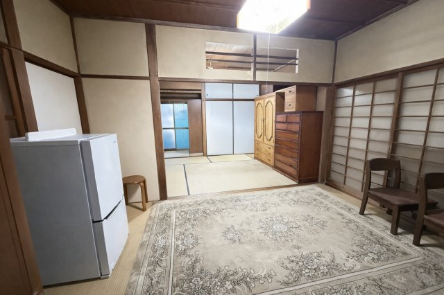 二間続きの和室は、襖を開けることで大空間として利用可能です。来客時やご家族の集まりにも重宝します。畳のやわらかな質感が心地よく、落ち着いた和の雰囲気です。多目的に活用できる使い勝手の良い空間です。