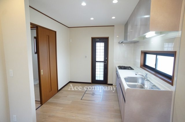 キッチンサイドに勝手口付き♪こちらが道路に面しています♪床下収納付きです♪