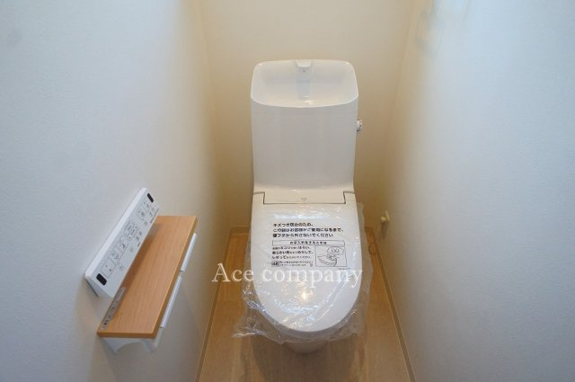 トイレは1階と2階の各階に完備♪ともに同仕様のシャワートイレ新調です☆