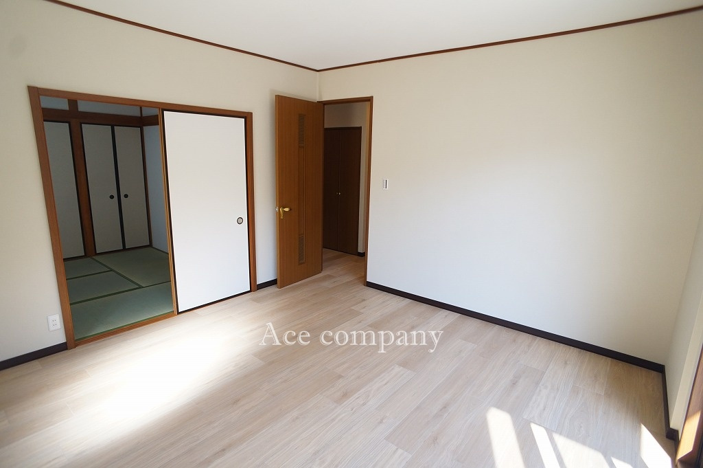 【1階：ゆったり洋室8帖】隣の和室と続き間になっています♪