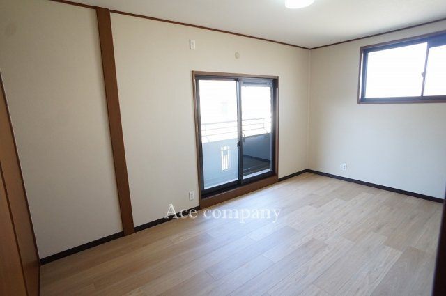 【2階：洋室7.5帖】北側のバルコニーに面しています☆