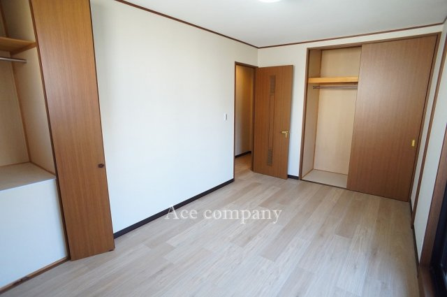 【2階：洋室7.5帖】2ヶ所にクローゼット完備です♪