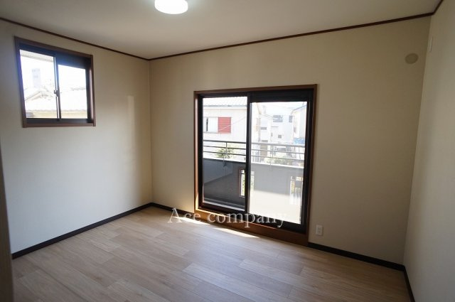 【2階：東側洋室6.5帖】南面のバルコニーに面しています☆