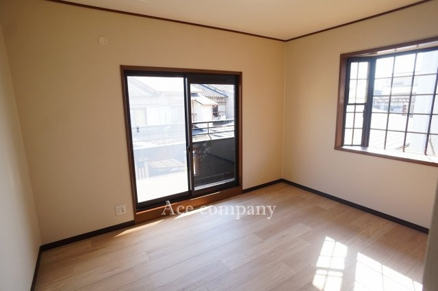 【2階：西側洋室6.5帖】南面のバルコニーに面しています☆