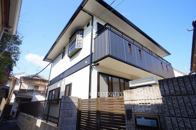 西側の門扉を開けると玄関です♪