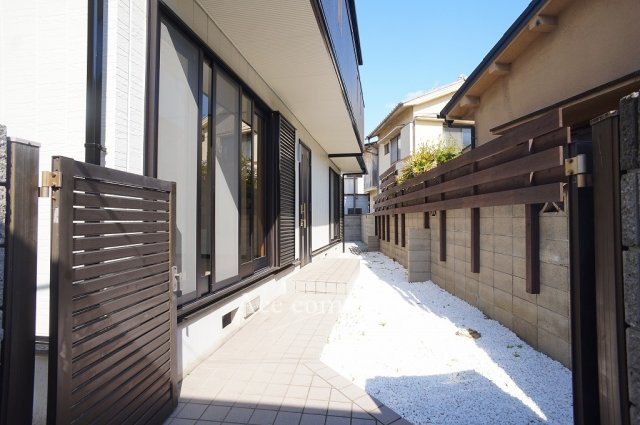 門扉を開けると南面に玄関・庭があります☆