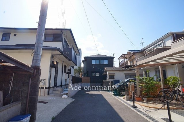 前道は車両の通り抜けができず、交通量少なめです♪道路側に勝手口があります♪