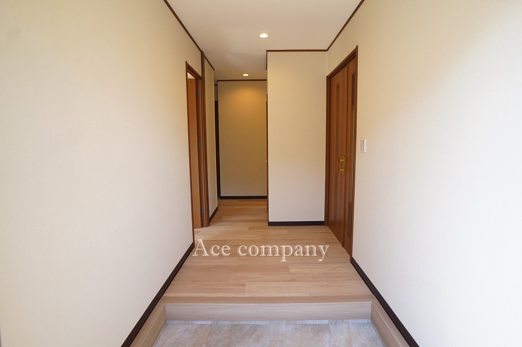 ゆとりある玄関ホール♪廊下2ヶ所に収納あります♪