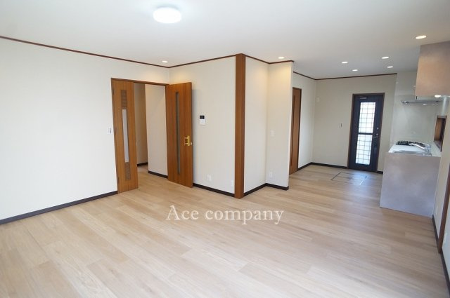 【LDK：約16帖】クロス貼替え、床フロアタイル張替え、ダウンライト新設、リペア・室内クリーニング済みです☆