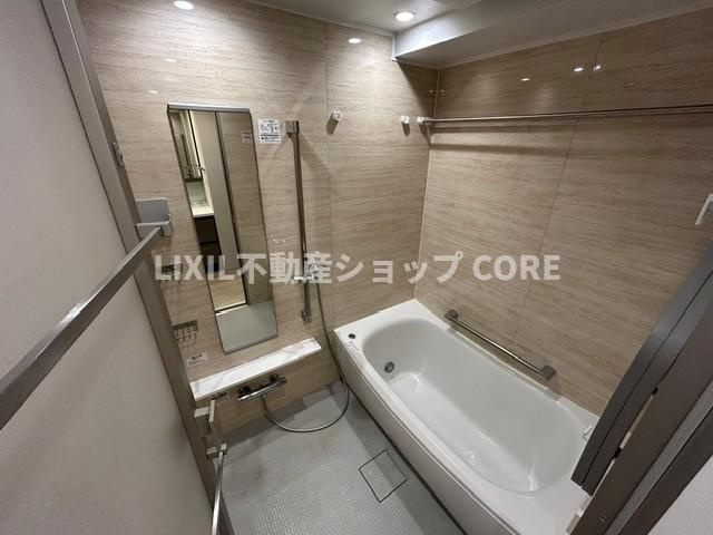 ゆったり入れる一坪バス。足を伸ばして入れるサイズは一日の疲れを癒すのに嬉しい広さですね。　
