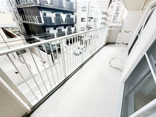 南向きバルコニーは日照が豊富で温暖な陽光を受けられ、植物の育成やリラックススペースとして活用可能です。洗濯物の乾燥が速く、快適な生活環境を提供。自然の光を取り込み、室内を明るくしてくれます。　