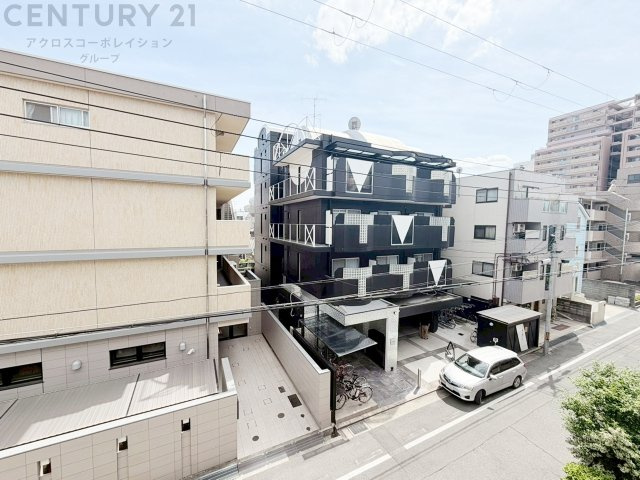 南向きバルコニーは日照が豊富で温暖な陽光を受けられ、植物の育成やリラックススペースとして活用可能です。洗濯物の乾燥が速く、快適な生活環境を提供。自然の光を取り込み、室内を明るくしてくれます。　