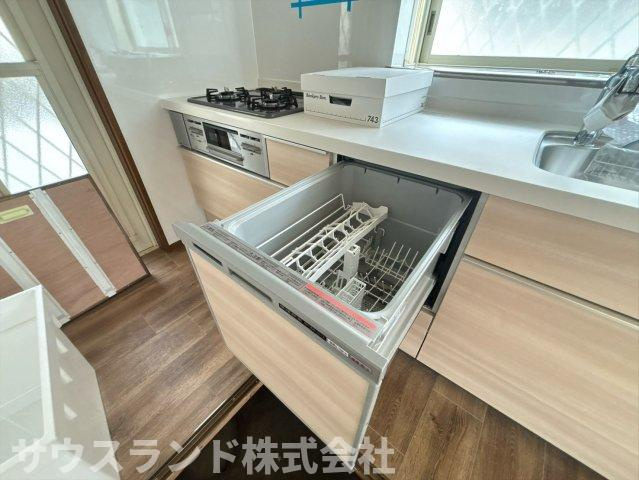 毎日の家事をしっかりサポートしてくれるビルトイン食器洗浄乾燥機付きです！食事の後片付けをお任せできるので、ご家族でゆっくり過ごす時間が増えます。手洗いに比べて節水効果も期待できて環境にも優しいです♪