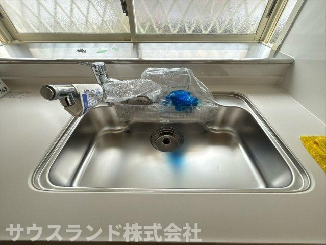 大きなフライパンや鍋も洗いやすい、ゆとりのあるワイドなシンクです！水はねの音が響きにくい仕様で、テレビの音やご家族との会話を邪魔しません。毎日のお片付けの負担を軽減してくれる嬉しいキッチン設備です☆