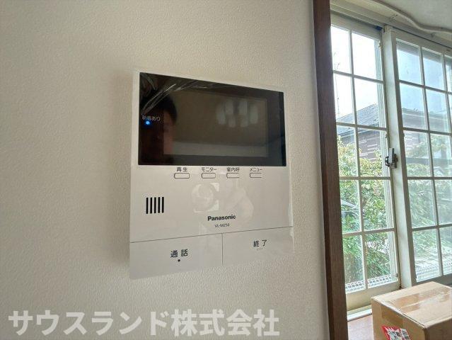 訪問者の顔をしっかりと確認できるモニター付きインターホンです！お子様のお留守番時や夜間の来客時でも、画面越しに対応ができるため防犯面も安心。毎日の安全な暮らしをしっかりとサポートしてくれる設備です♪