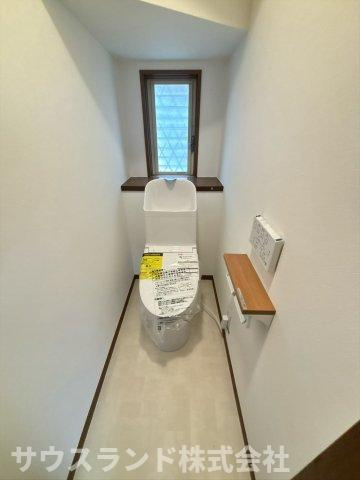 清潔感あふれるシンプルなデザインのトイレです！温水洗浄便座を備えており、一年を通して快適にお使いいただけます。換気用の小窓が付いているため、自然の光を取り入れながらいつでも爽やかな状態を保てます☆