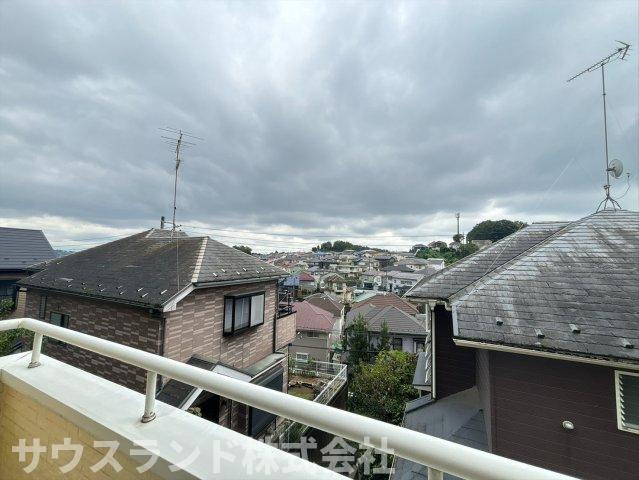 バルコニーからの見晴らしの良い開放的な眺望です！周辺は背の高い建物が少なく、広い空を見渡すことができます。日々の忙しさを忘れてホッと一息つける景色が広がり、気持ちの良い風が通り抜け心もリフレッシュ♪
