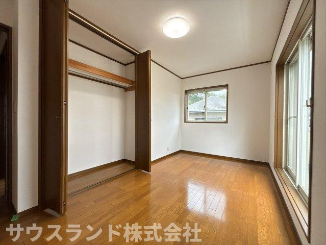 バルコニーへ出入りができる明るく風通しの良い洋室です！大きな窓から爽やかな風が通り抜け、心地よいプライベートタイムを過ごせます。主寝室としてはもちろん、明るさを活かして子供部屋としても快適です☆